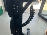 une photo d'un support pour appareils de musculation au milieu d'une pièce