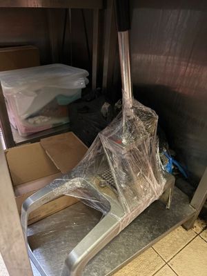 une photo d'une cuisine dans laquelle se trouve une chaise en métal