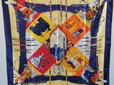 une photo d'un foulard carré accroché à un mur
