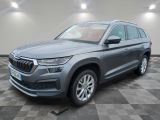 un SUV SKC gris de 2020 garé sur un sol à damier