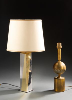une image représentant une lampe posée sur une table à côté d'une autre lampe