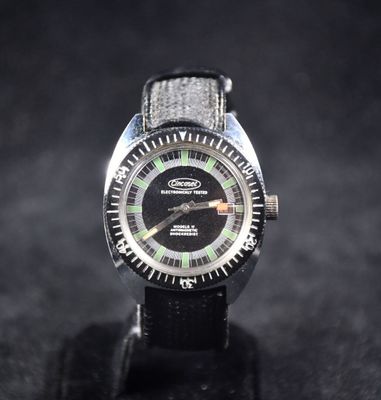 gros plan d'une montre sur une surface noire