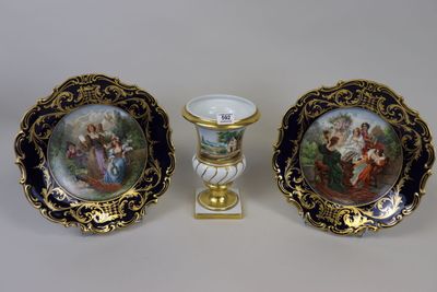 trois pièces de porcelaine décorées d'une peinture, posées sur une table