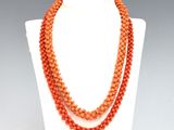gros plan d'un collier sur un présentoir pour mannequin