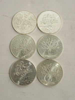 quatre types de pièces différents sont présentés sur une surface blanche