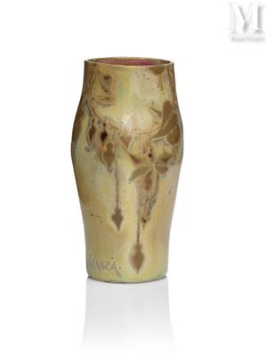 un vase posé sur une surface blanche
