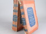 deux vieux livres sont empilés sur une table