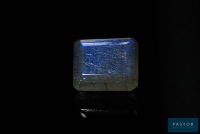 l'image d'une pierre bleue carrée posée sur une surface noire