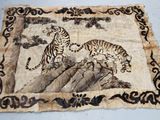une photo d'un morceau de tissu sur lequel est représenté un tigre