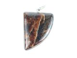 Le pendentif a la forme d'un triangle et comporte une pierre marron à l'intérieur.