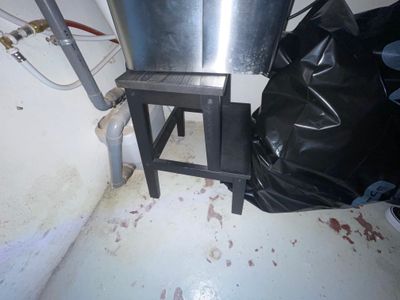 escabeau bois étagère et imprimante HP