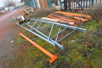 un tas de bois posé au bord de la route