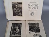 deux livres avec des photos de personnes assises sur un banc devant eux