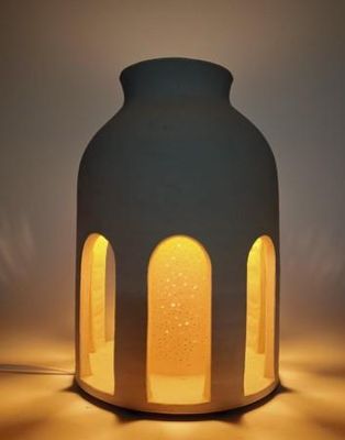 l'image d'une lampe posée sur une table