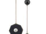 une paire de boucles d'oreilles en émail noir et blanc et diamants