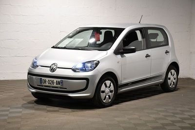 la photo d'une petite voiture blanche garée dans un garage