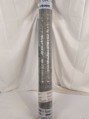 un rouleau de papier d'aluminium posé sur un drap blanc