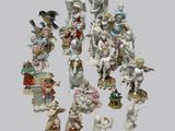 de nombreuses figurines disposées en cercle