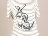 un t-shirt rayé blanc et noir orné d'une ancre