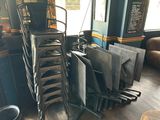 un grand nombre de chaises empilées les unes sur les autres