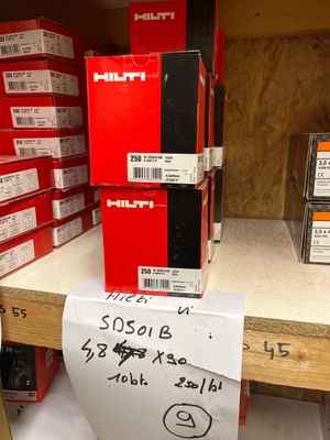une pile de boîtes rouges sur une étagère dans un magasin