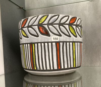 un bol orné d'un motif, posé sur une étagère