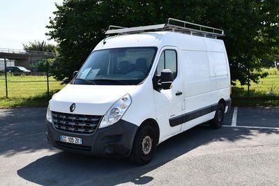 une camionnette blanche garée dans un parking