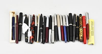 beaucoup de stylos alignés sur la table