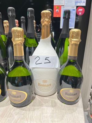 plusieurs bouteilles de vin sont alignées sur une table