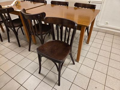 des tables et des chaises dans une pièce dotée d'un sol carrelé et d'un radiateur