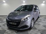 la voiture argentée est garée dans le garage sur le sol en damier