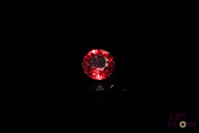 un gros plan d'un diamant rouge sur fond noir