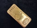un lingot d'or posé sur un tissu noir
