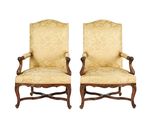 paire de fauteuils français du XIXe siècle en noyer, avec accoudoirs rembourrés