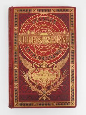 un livre rouge orné de lettres dorées et d'un emblème doré