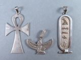 trois pendentifs en argent ornés d'une croix égyptienne et d'un ankht