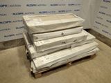 une pile de matelas posée sur une palette dans une pièce