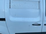 une camionnette blanche garée sur le bord de la route