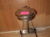 un tabouret en métal sur lequel est collé un autocollant rose