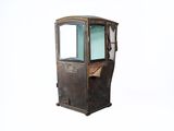 une petite calèche ancienne en bois dotée d'une porte vitrée