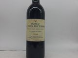 une bouteille de vin rouge avec un bouchon doré sur fond blanc