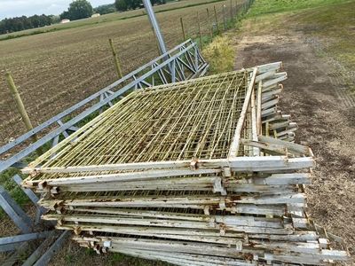 Structure d'arènes : grilles Lot situé à St Jean de Lier, en…