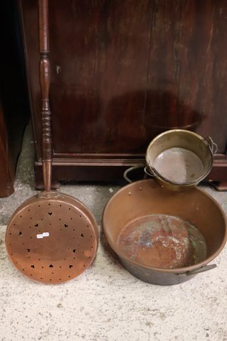 Lot de brocante : bassinoire en cuivre repercé, deux bassines en ...