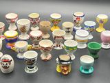 de nombreuses tasses et soucoupes posées sur une table