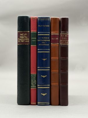 trois livres sont empilés sur une surface blanche