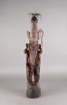 statue d'un homme avec un oiseau sur la tête et une plume sur la tête