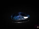 un gros plan d'un saphir bleu sur une surface noire