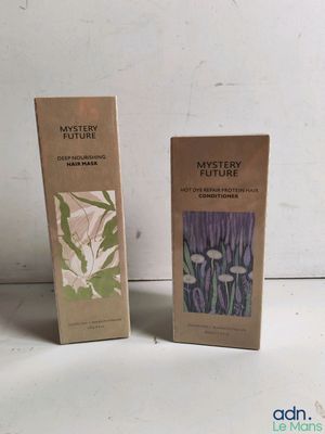 les deux boîtes sont placées l'une à côté de l'autre sur une surface blanche
