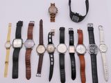 un grand nombre de montres posées sur une table