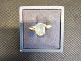 une photo d'une bague en or jaune sertie d'une topaze blanche